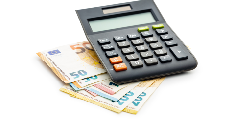 Briefgeld met een rekenmachine